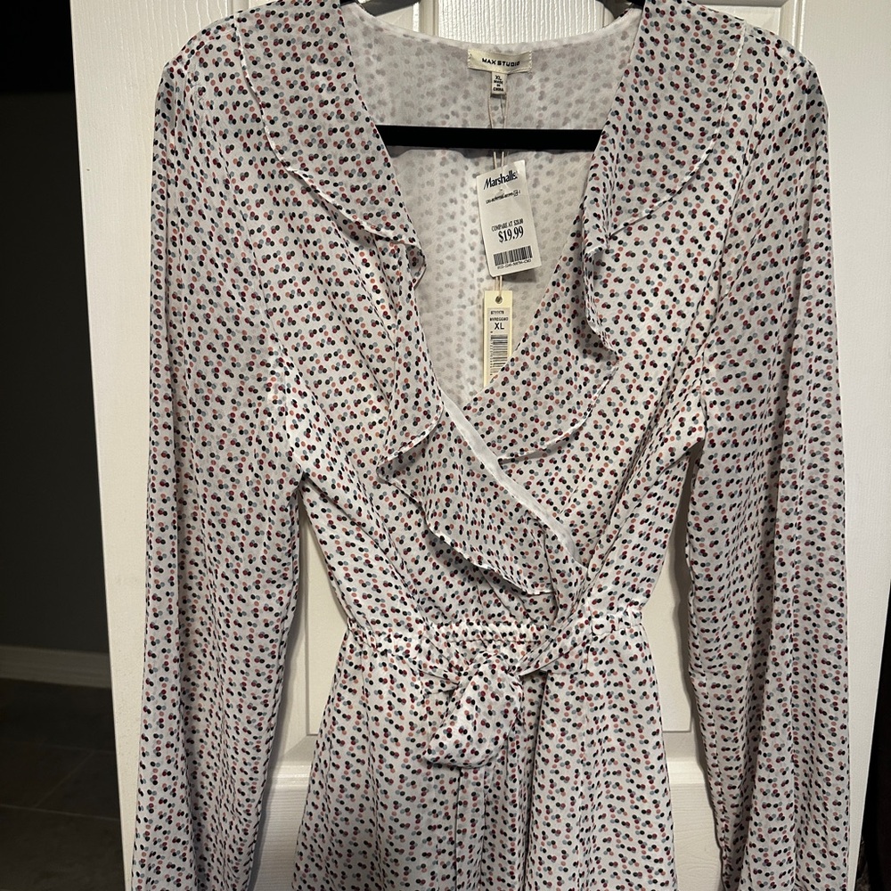 Max Studio White and Black Long Sleeve blouse